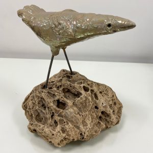 Декоративная скульптура «Птичка на камне»