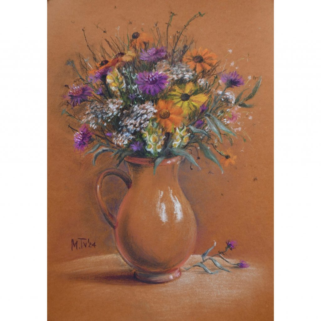 Полевые цветы и гелениум в глиняной вазе